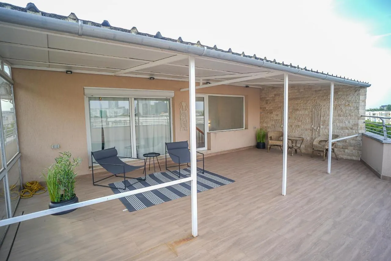 Penthouse With Huge Rooftop & Amazing City View Bukarest