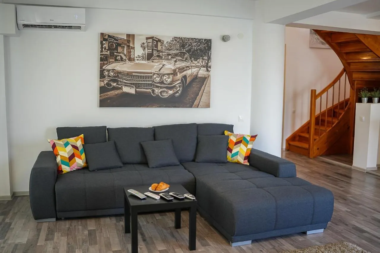 Penthouse With Huge Rooftop & Amazing City View Bucareste