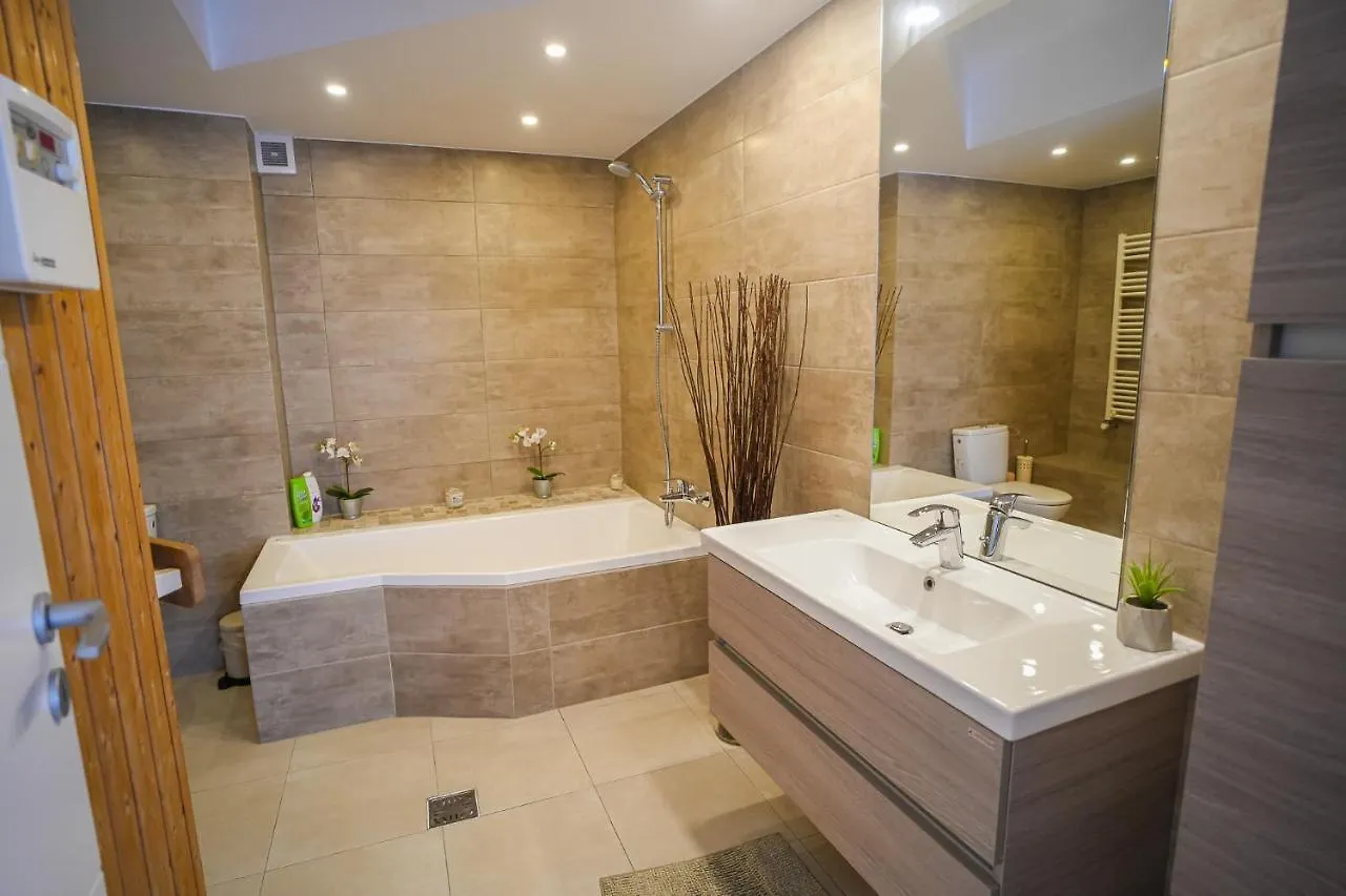Apartamento Penthouse With Huge Rooftop & Amazing City View Bucareste Roménia